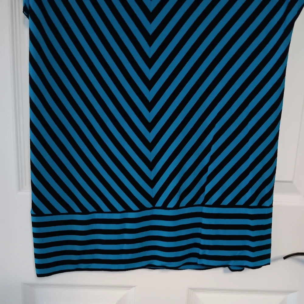 Cable & Gauge Striped V-Neck Sleeveless Top - Picture 4 of 4